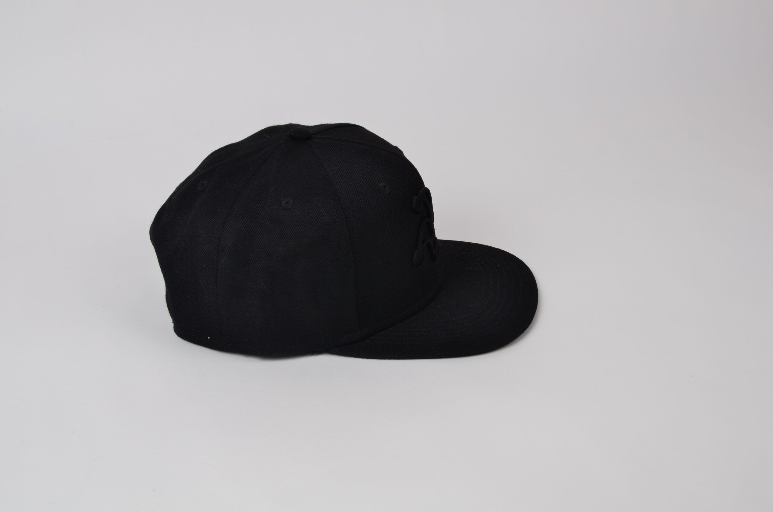 Black on black snapback kšiltovka I'M..JoKeR s 3D výšivkou 5 Žolíkova černá kšiltovka s černou 3D výšivkou