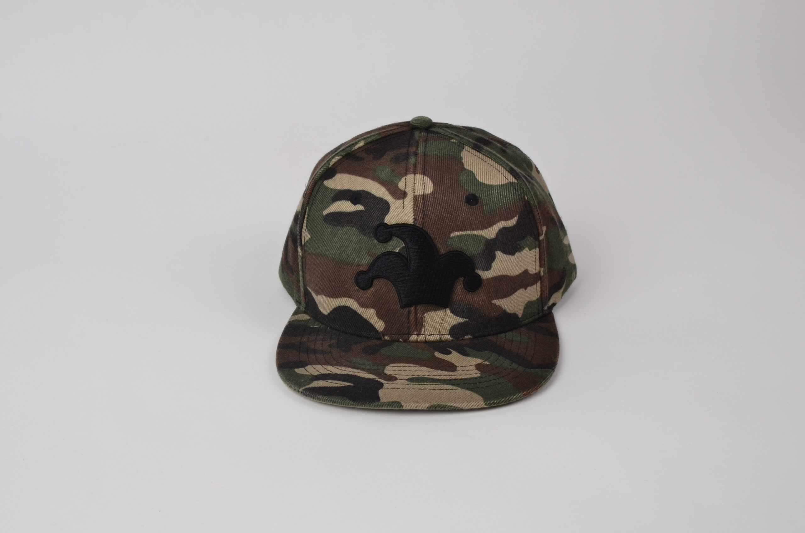 ŽoLíKova kšiltovka zelená kamufláž s plnou černou 3D výšivkou 4 Kšiltovka HipHop green camo s černou plnou 3D výšivkou