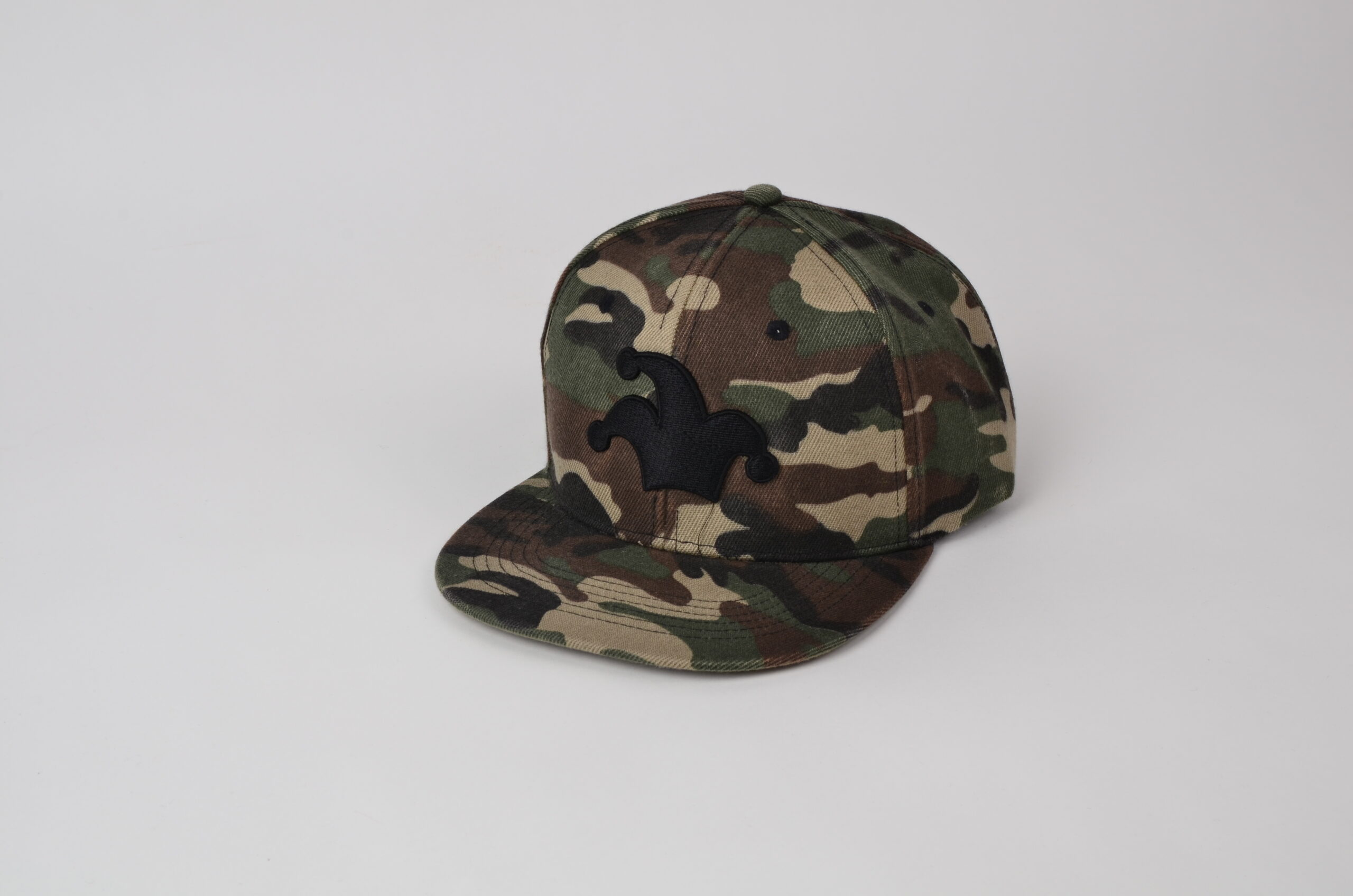 ŽoLíKova kšiltovka zelená kamufláž s plnou černou 3D výšivkou 1 Kšiltovka HipHop green camo s černou plnou 3D výšivkou