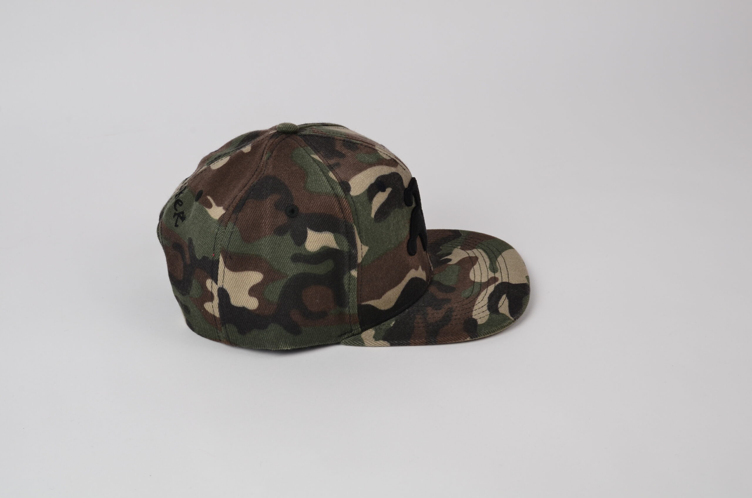 ŽoLíKova kšiltovka zelená kamufláž s plnou černou 3D výšivkou 2 Kšiltovka HipHop green camo s černou plnou 3D výšivkou
