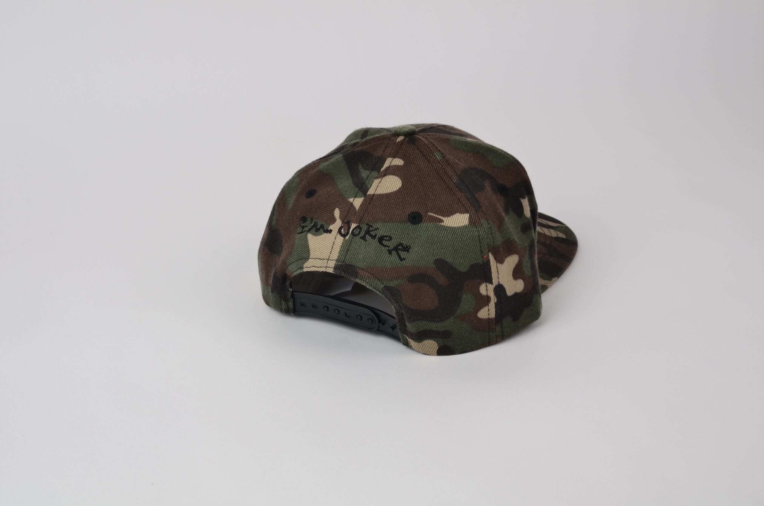 ŽoLíKova kšiltovka zelená kamufláž s plnou černou 3D výšivkou 3 Kšiltovka HipHop green camo s černou plnou 3D výšivkou