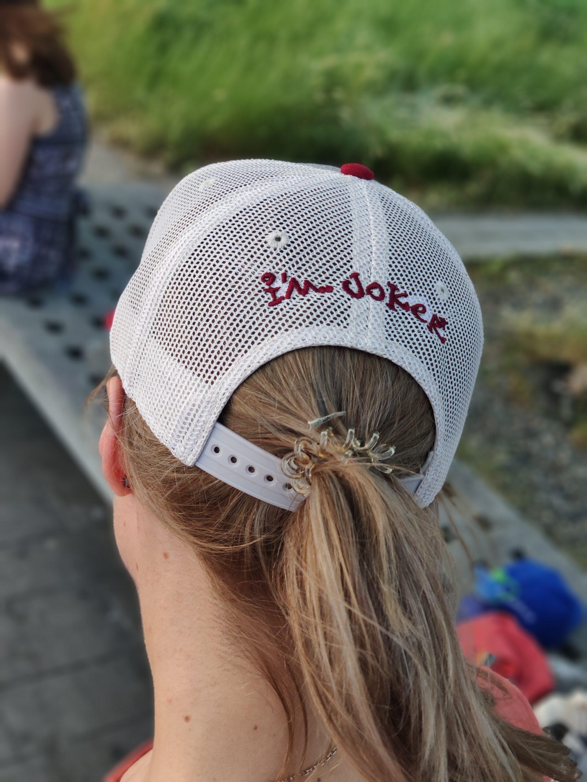 ŽoLíKova trucker kšiltovka 3 barev: šedá, béžová s červenou 3D výšivkou 4 Kšiltovka tří barev, šedá, béžová s kardinálským štítkem a kardinálskou 3D výšivkou