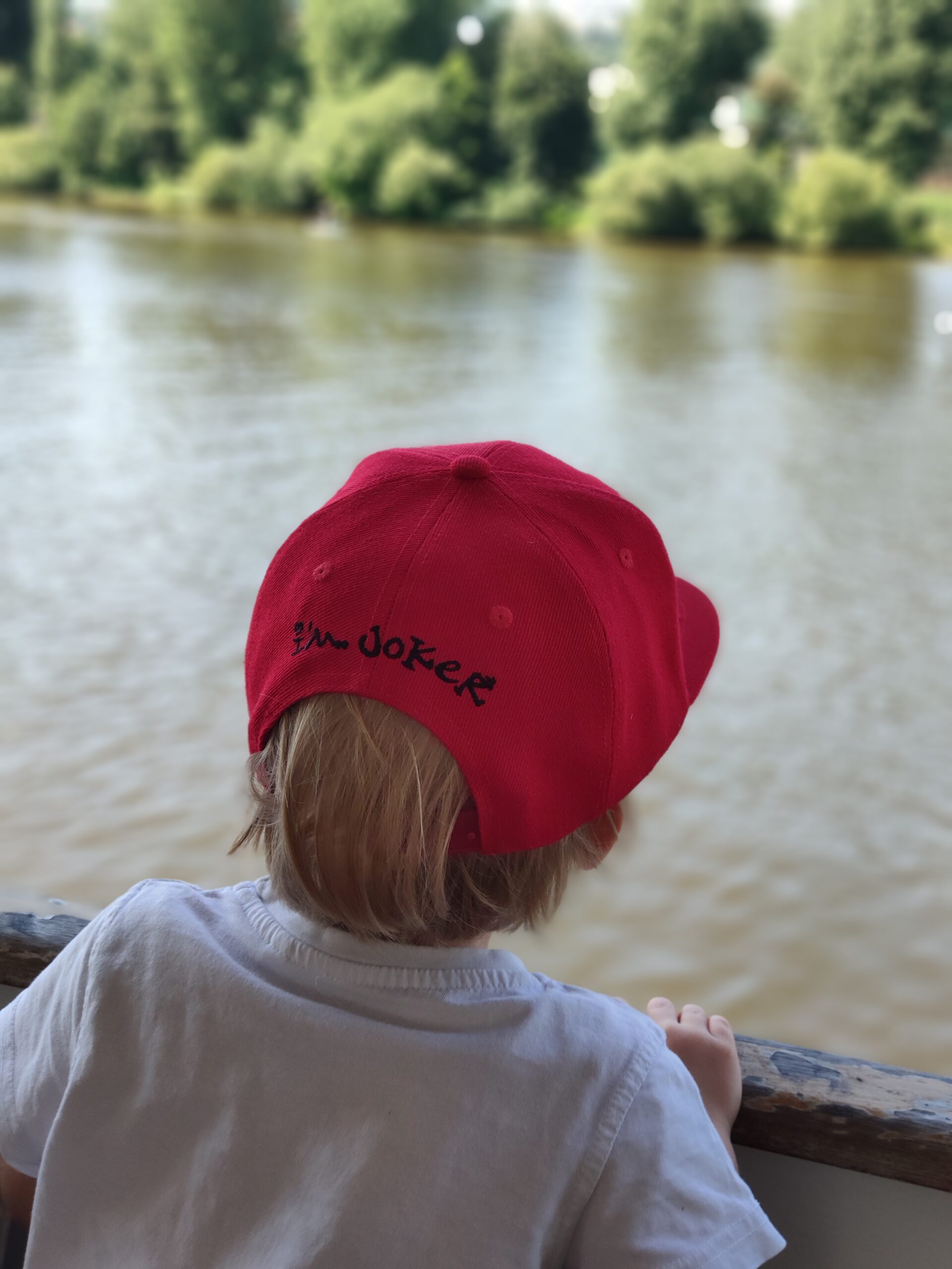 ŽoLíKova dětská kšiltovka červená s plnou černou 3D výšivkou 7 Kšiltovka SnapBack pro děti červená s černou plnou 3D výšivkaóu