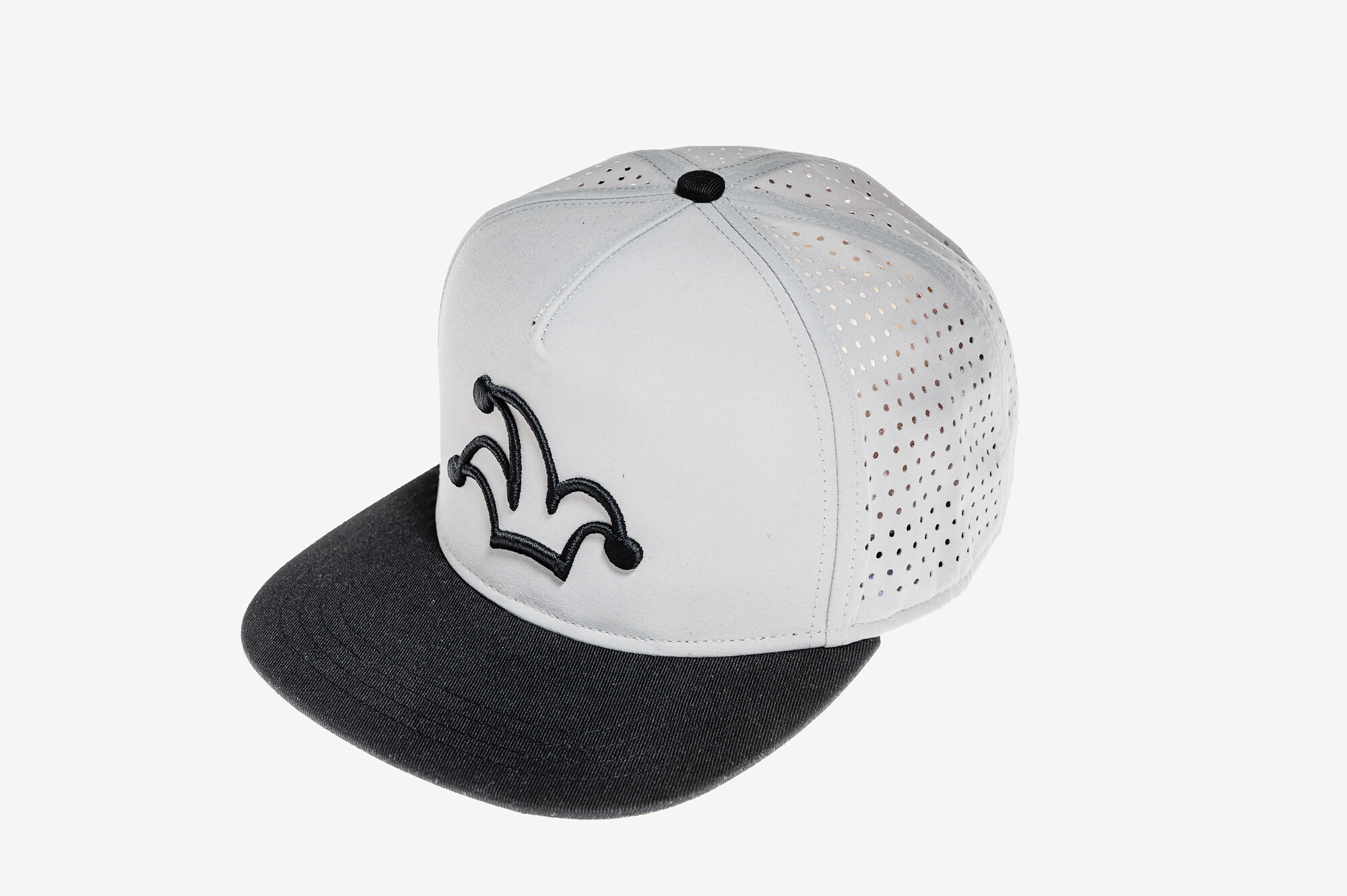 Světlá snapback kšiltovka s černým kšiltem I'M..JoKeR a laserovým děrováním 2 Světlá snapback kšiltovka s černým kšiltem I'M..JoKeR a černou 3D výšivkou ŽoLíK, laserové děrování - pohled zepředu