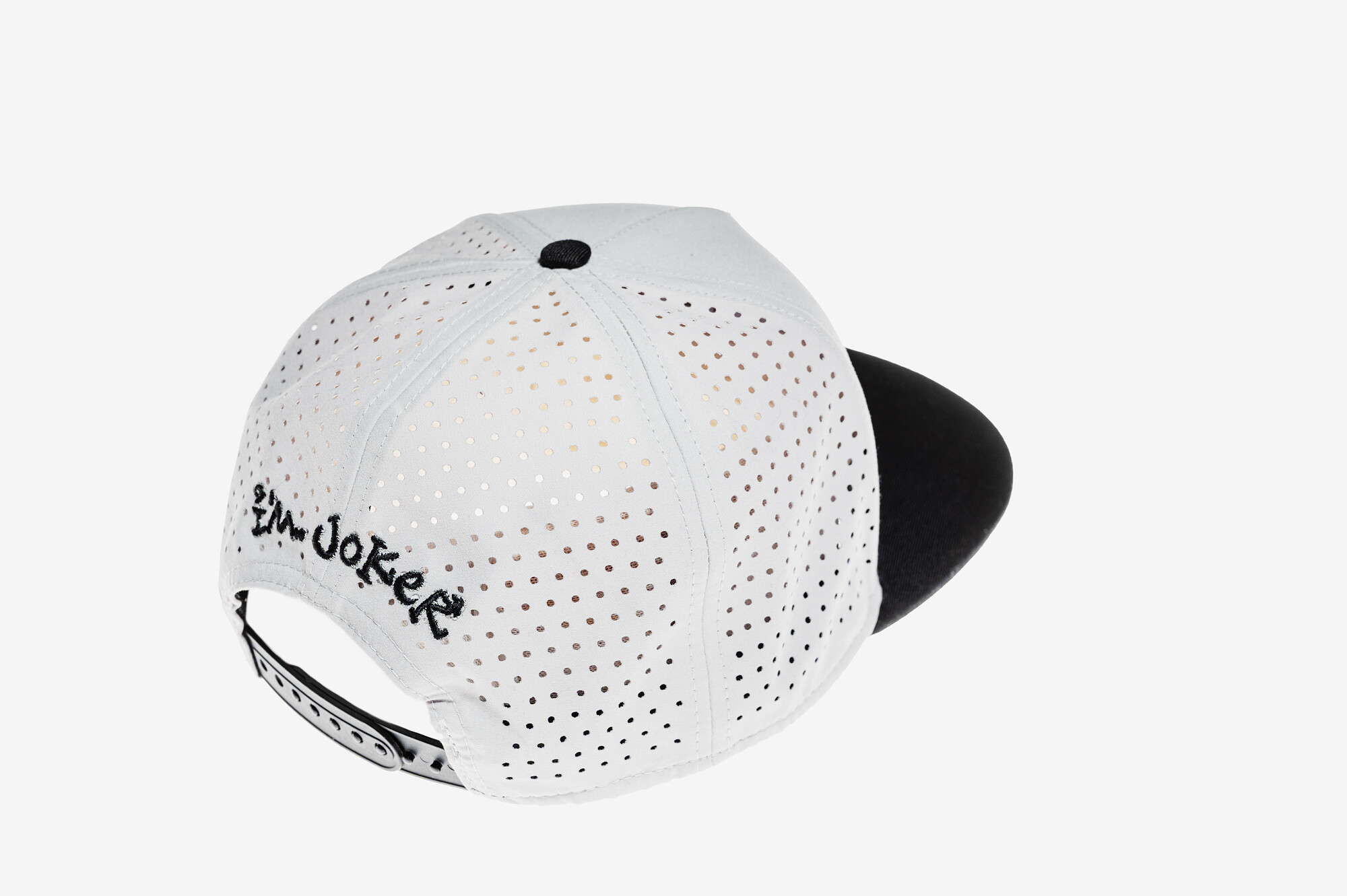 Světlá snapback kšiltovka s černým kšiltem I'M..JoKeR a laserovým děrováním 3 Detail zadní části světlé kšiltovky I'M..JoKeR s laserovým děrováním a černou výšivkou nad zapínáním