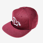 Vínová snapback kšiltovka I'M..JoKeR s bílou 3D výšivkou čepičky 8 Vínová snapback kšiltovka Pohled na stylovou vínovou (kardinálskou) kšiltovku I'M..JoKeR s plochým kšiltem a výraznou bílou 3D výšivkou čepičky na předním panelu.