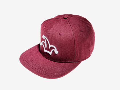 Vínová snapback kšiltovka Pohled na stylovou vínovou (kardinálskou) kšiltovku I'M..JoKeR s plochým kšiltem a výraznou bílou 3D výšivkou čepičky na předním panelu.