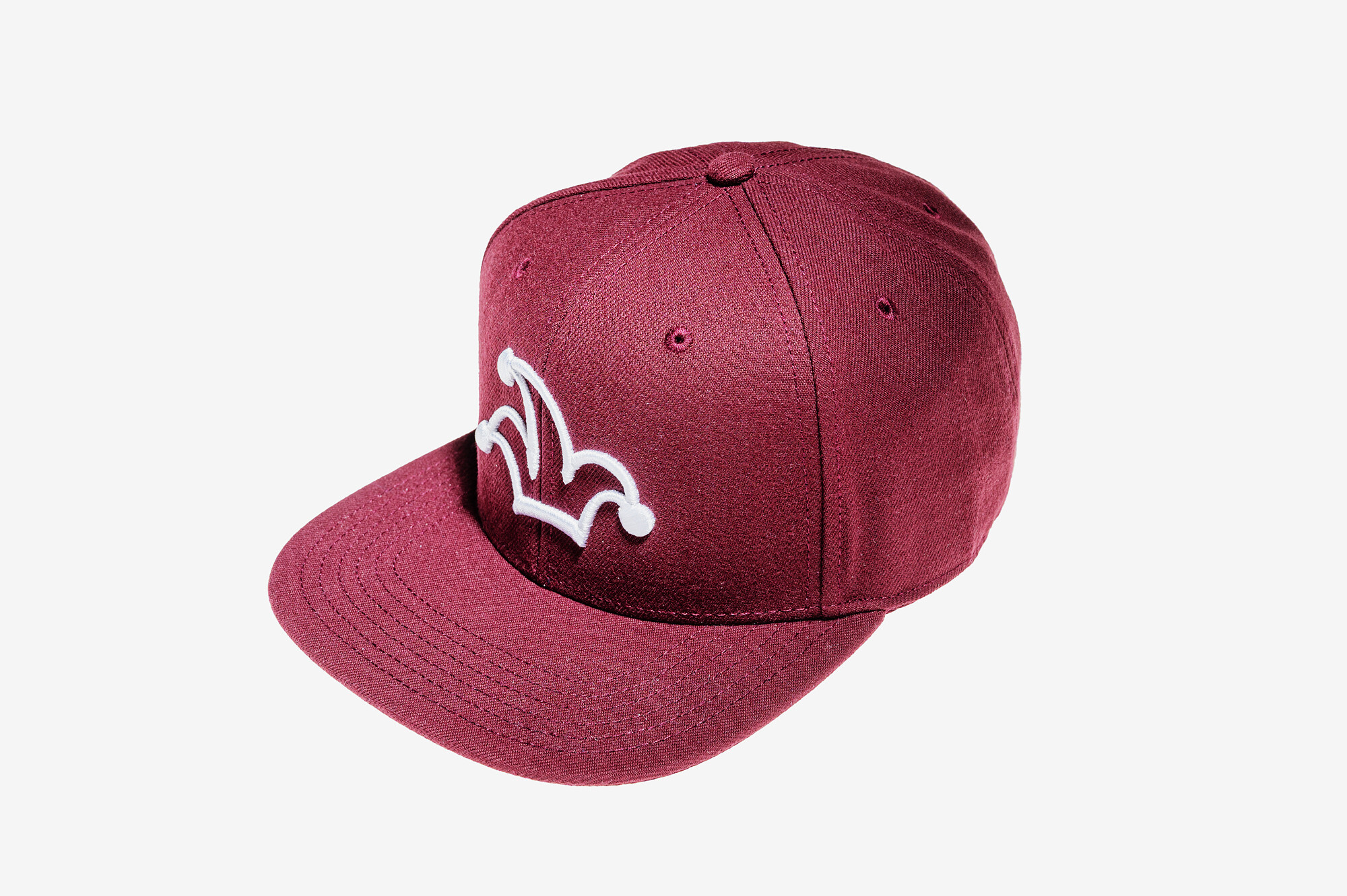 Vínová snapback kšiltovka I'M..JoKeR s bílou 3D výšivkou čepičky 1 Vínová snapback kšiltovka Pohled na stylovou vínovou (kardinálskou) kšiltovku I'M..JoKeR s plochým kšiltem a výraznou bílou 3D výšivkou čepičky na předním panelu.