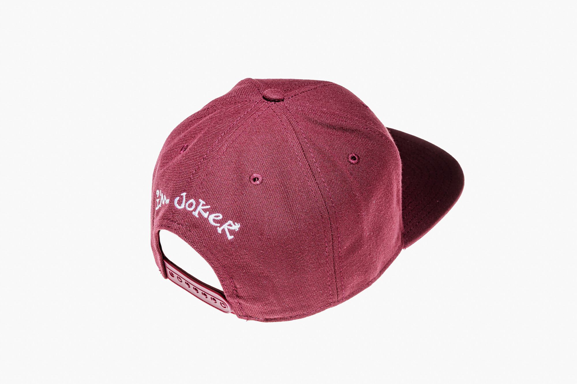 Vínová snapback kšiltovka I'M..JoKeR s bílou 3D výšivkou čepičky 3 Zadní strana vínové kšiltovky I'M..JoKeR s bílou výšivkou a zapínáním.