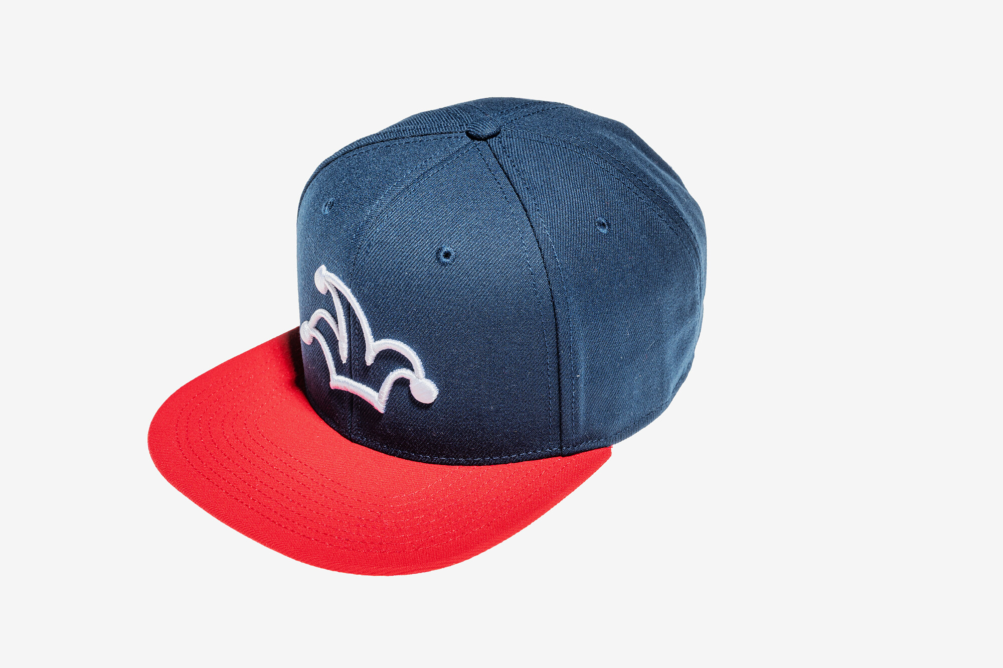 Navy snapback kšiltovka I'M..JoKeR s červeným kšiltem 3 Oživte svůj outfit! Plátěná navy kšiltovka I'M..JoKeR s výrazným červeným kšiltem a bílou 3D výšivkou.
