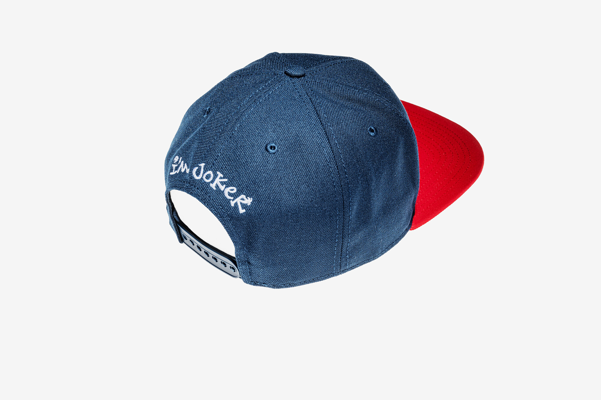 Navy snapback kšiltovka I'M..JoKeR s červeným kšiltem 4 Oživte svůj outfit! Plátěná navy kšiltovka I'M..JoKeR s výrazným červeným kšiltem a bílou 3D výšivkou.