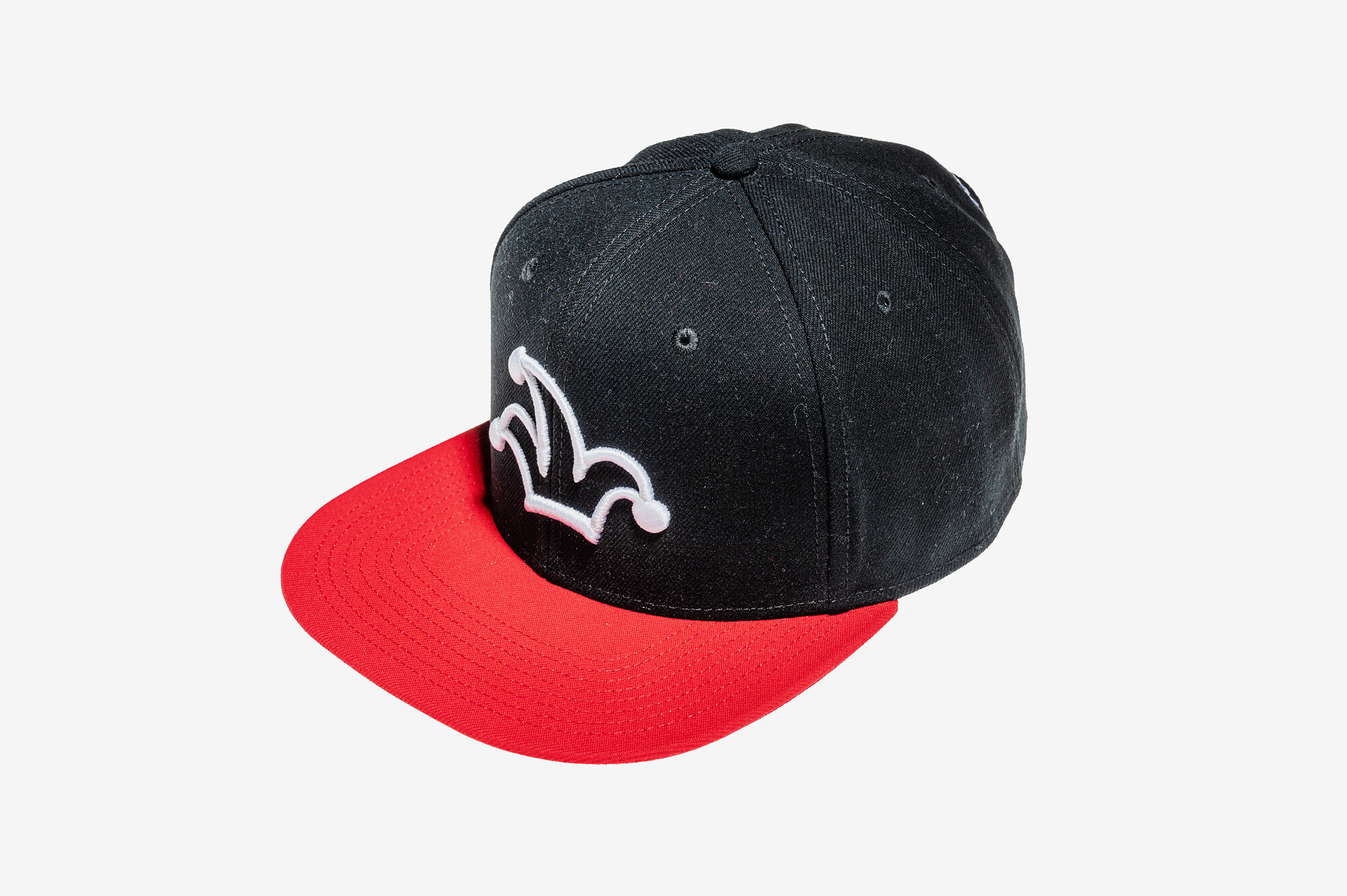 Černo-červená snapback kšiltovka I'M..JoKeR s bílou 3D výšivkou čepičky 2 Černá kšiltovka s červeným kšiltem I'M..JoKeR a bílou 3D výšivkou čepičky ŽoLíKa - pohled zepředu