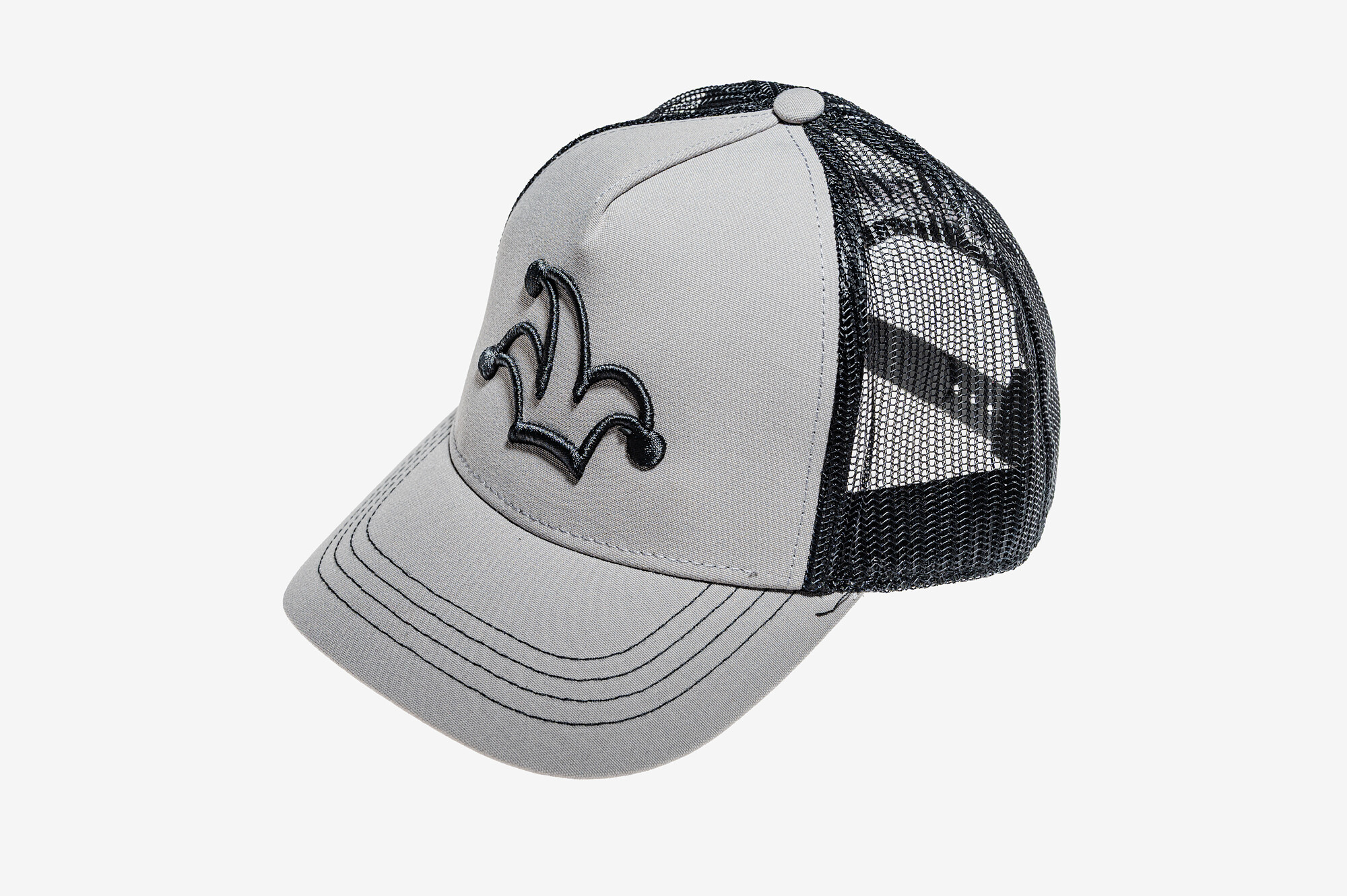 Šedá eko trucker kšiltovka I'M..JoKeR s černou 3D výšivkou čepičky (Recyklovaná) 1 Šedá udržitelná trucker kšiltovka I'M..JoKeR z recyklovaného polyesteru s černou 3D výšivkou čepičky.