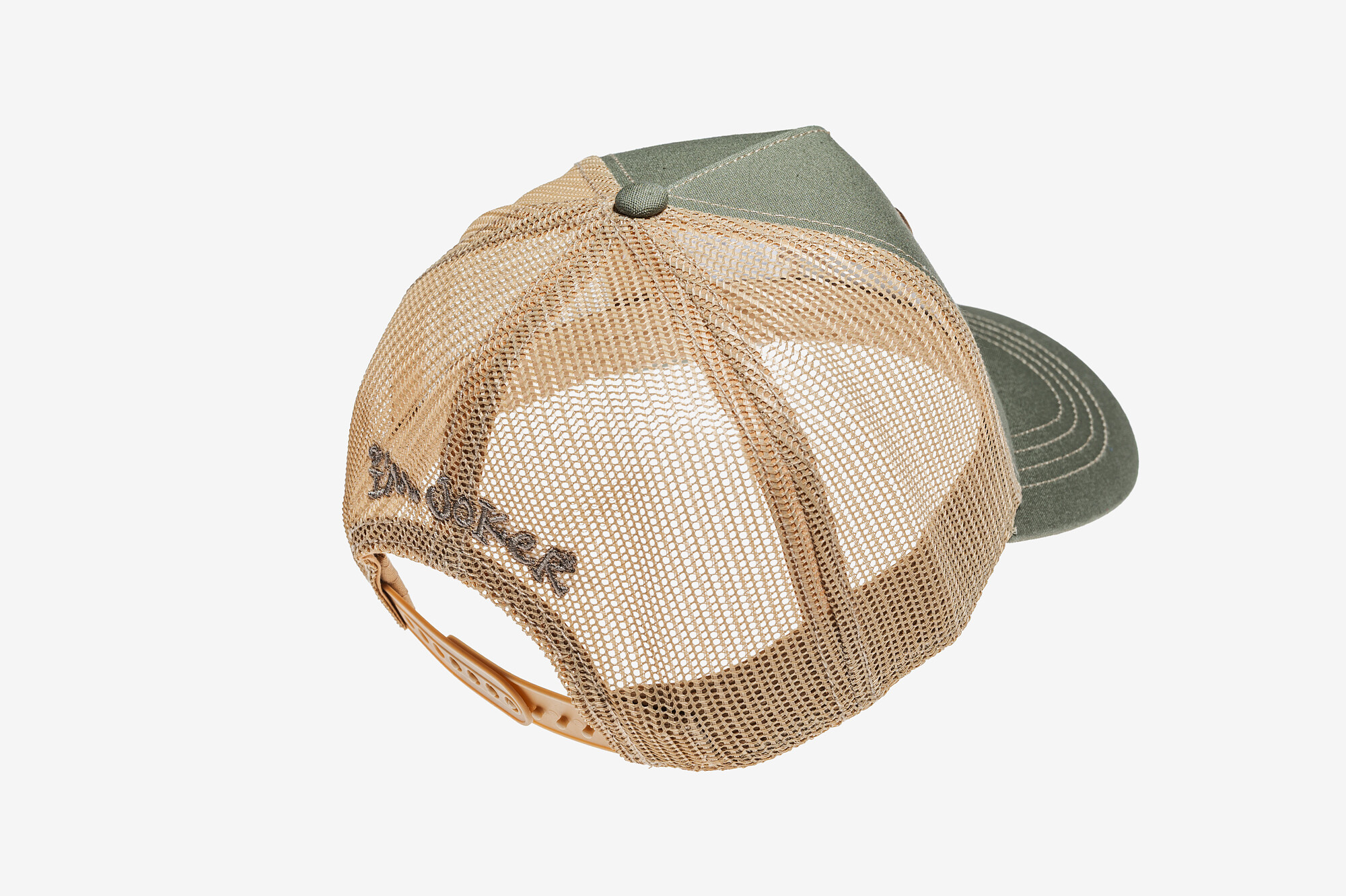 Olivová-khaki trucker kšiltovka I'M..JoKeR s 3D výšivkou čepičky 3 Zadní strana olivovo-khaki trucker kšiltovky I'M..JoKeR se síťovinou a výšivkou.