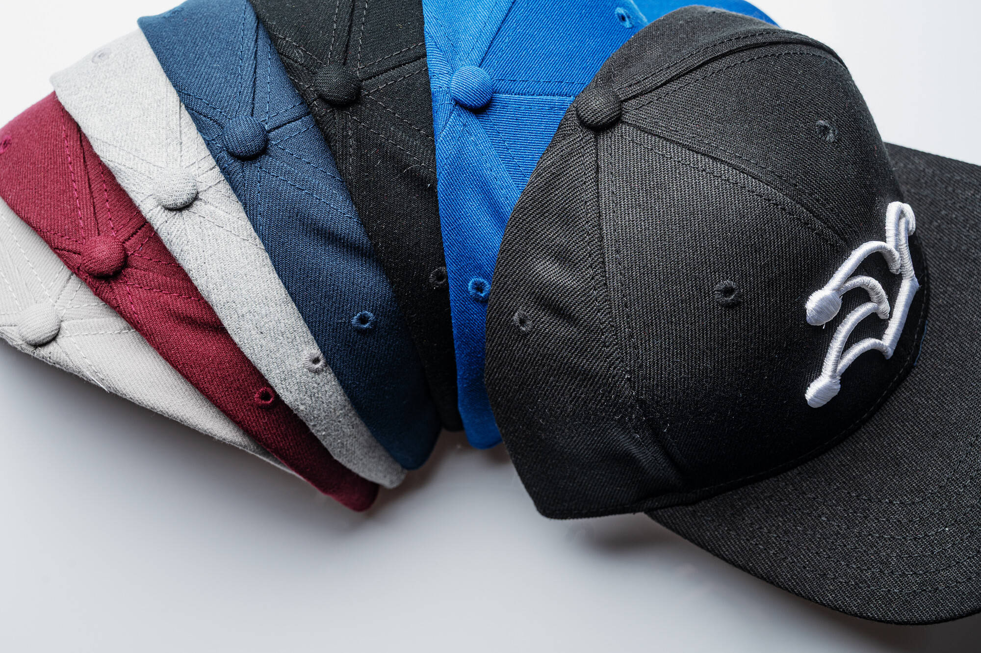 Navy snapback kšiltovka I'M..JoKeR s červeným kšiltem 6 Náhodně rozložené super kšiltovky s logem ŽoLíka - I'M..JoKeR.