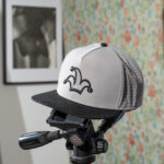 Světlá snapback kšiltovka s černým kšiltem I'M..JoKeR a laserovým děrováním 7 Světlá snapback kšiltovka s černým kšiltem I'M..JoKeR a černou 3D výšivkou ŽoLíK, laserové děrování