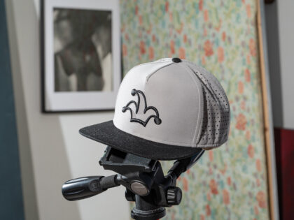 Světlá snapback kšiltovka s černým kšiltem I'M..JoKeR a černou 3D výšivkou ŽoLíK, laserové děrování