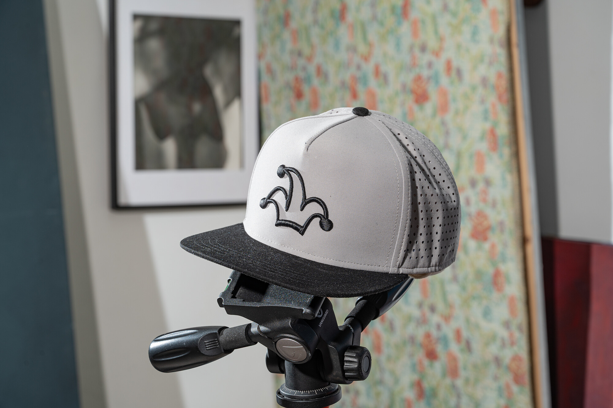 Světlá snapback kšiltovka s černým kšiltem I'M..JoKeR a laserovým děrováním 1 Světlá snapback kšiltovka s černým kšiltem I'M..JoKeR a černou 3D výšivkou ŽoLíK, laserové děrování