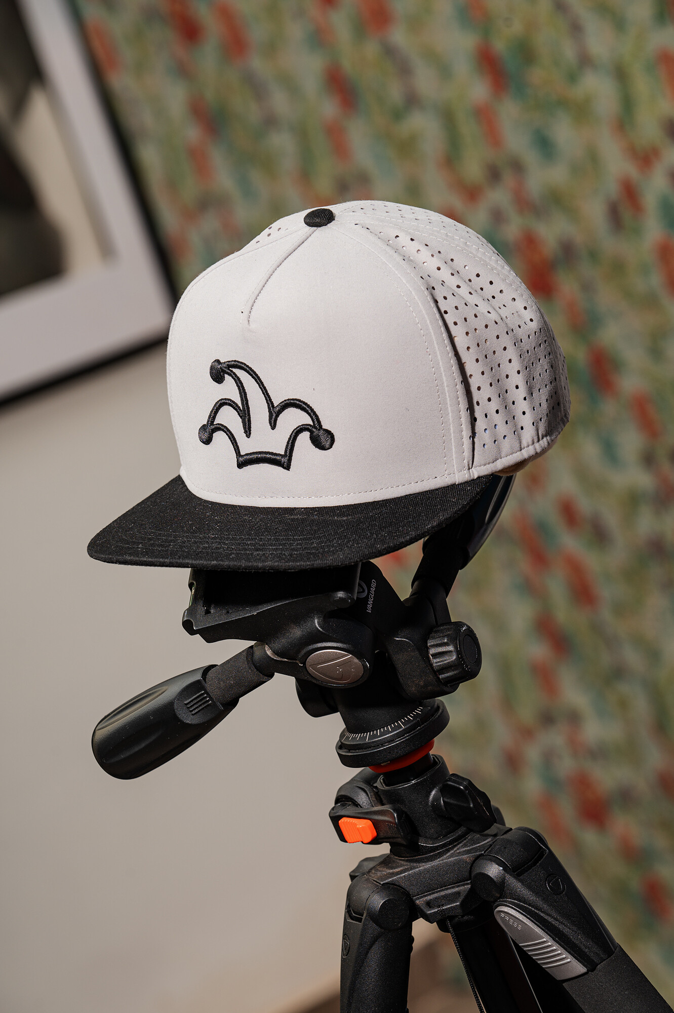 Světlá snapback kšiltovka s černým kšiltem I'M..JoKeR a laserovým děrováním 4 Světlá snapback kšiltovka s černým kšiltem I'M..JoKeR a černou 3D výšivkou ŽoLíK, laserové děrování