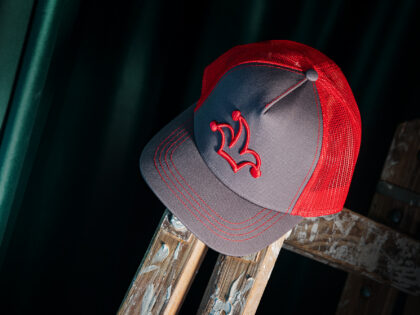 Šedo-červená trucker kšiltovka I'M..JoKeR s červenou 3D výšivkou čepičky ŽoLíKa