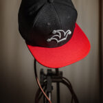 Černo-červená snapback kšiltovka I'M..JoKeR s bílou 3D výšivkou čepičky 9 Černo-červená kšiltovka s červeným kšiltem I'M..JoKeR a bílou 3D výšivkou čepičky ŽoLíKa 2
