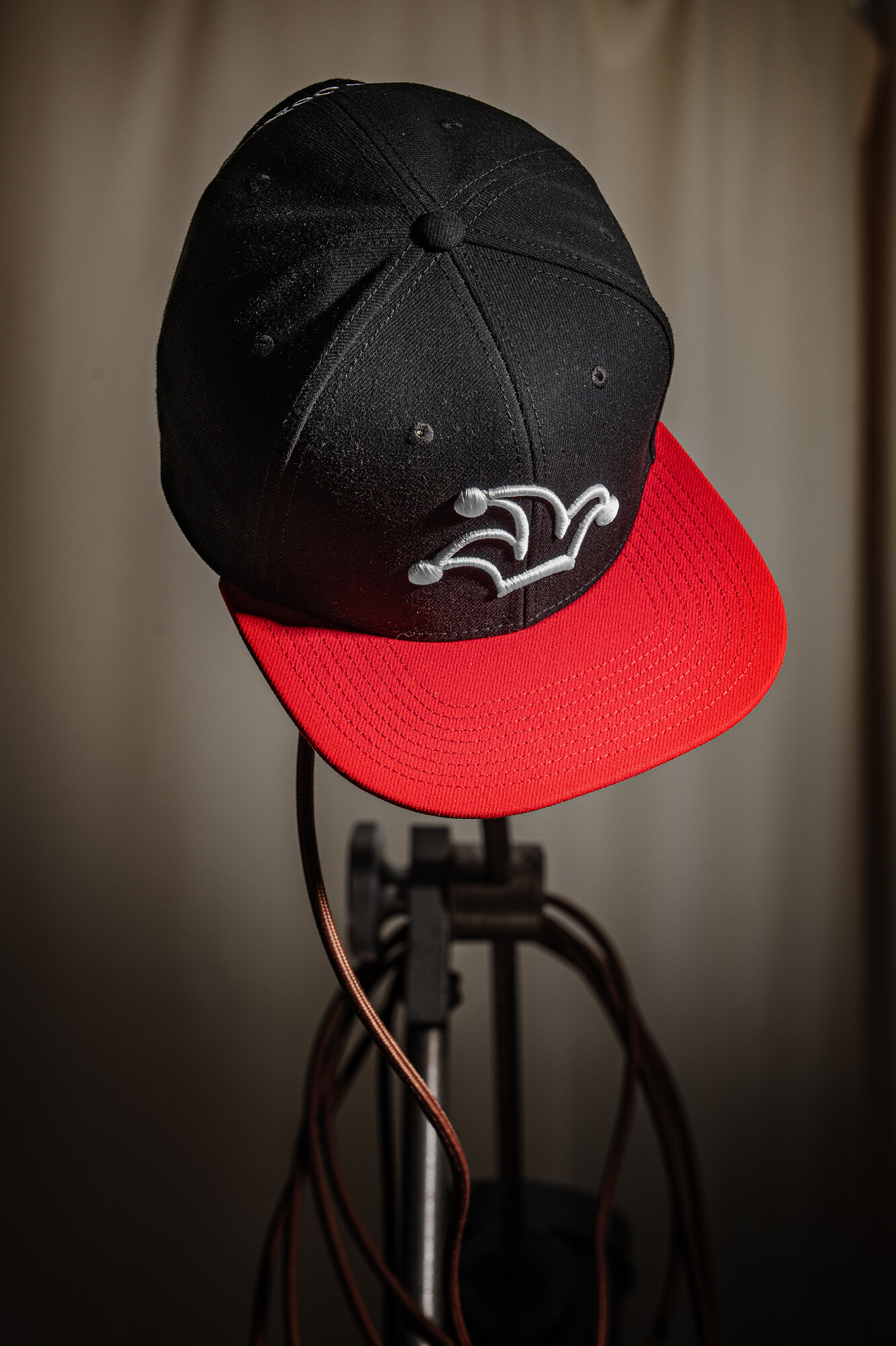 Černo-červená snapback kšiltovka I'M..JoKeR s bílou 3D výšivkou čepičky 1 Černo-červená kšiltovka s červeným kšiltem I'M..JoKeR a bílou 3D výšivkou čepičky ŽoLíKa 2