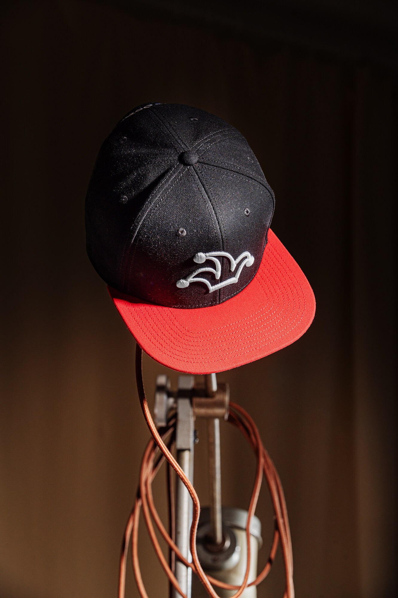 Černo-červená snapback kšiltovka I'M..JoKeR s bílou 3D výšivkou čepičky 4 Černá kšiltovka s červeným kšiltem I'M..JoKeR a bílou 3D výšivkou čepičky ŽoLíKa