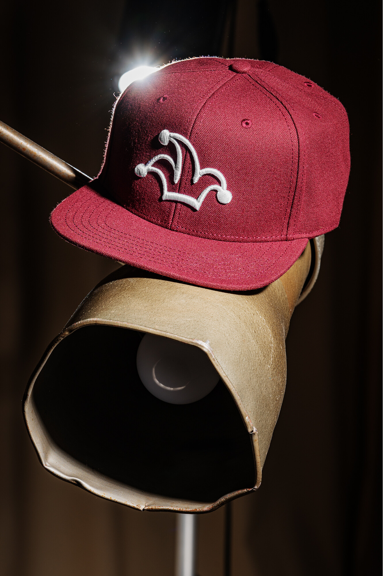 Vínová snapback kšiltovka I'M..JoKeR s bílou 3D výšivkou čepičky 4 Vínová kšiltovka snapback I'M..JoKeR s bílou 3D výšivkou čepičky.