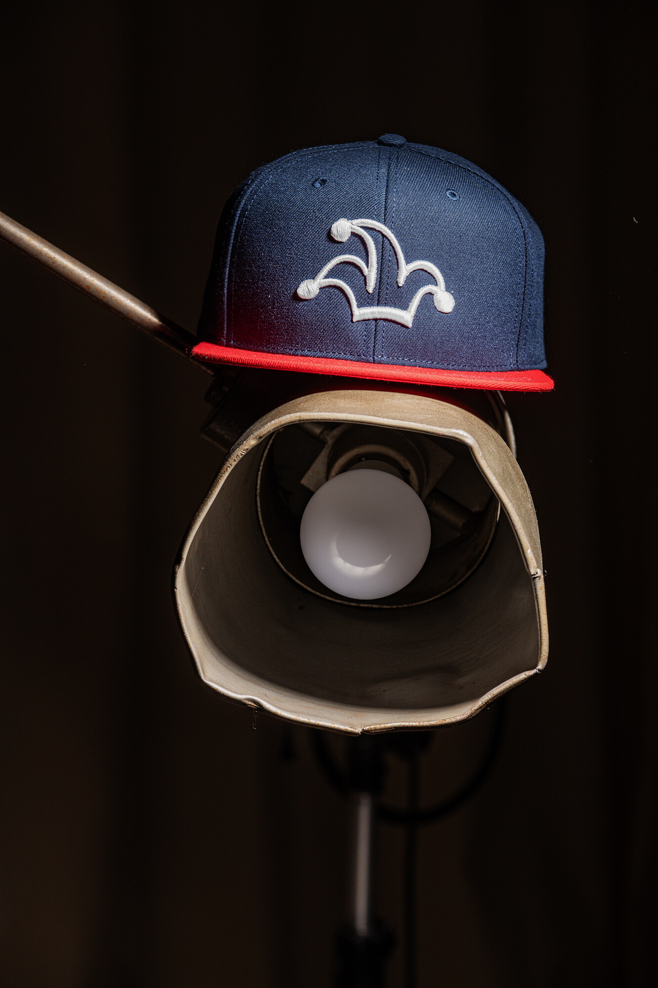 Navy snapback kšiltovka I'M..JoKeR s červeným kšiltem 2 Navy snapback kšiltovka I'M..JoKeR s červeným kšiltem