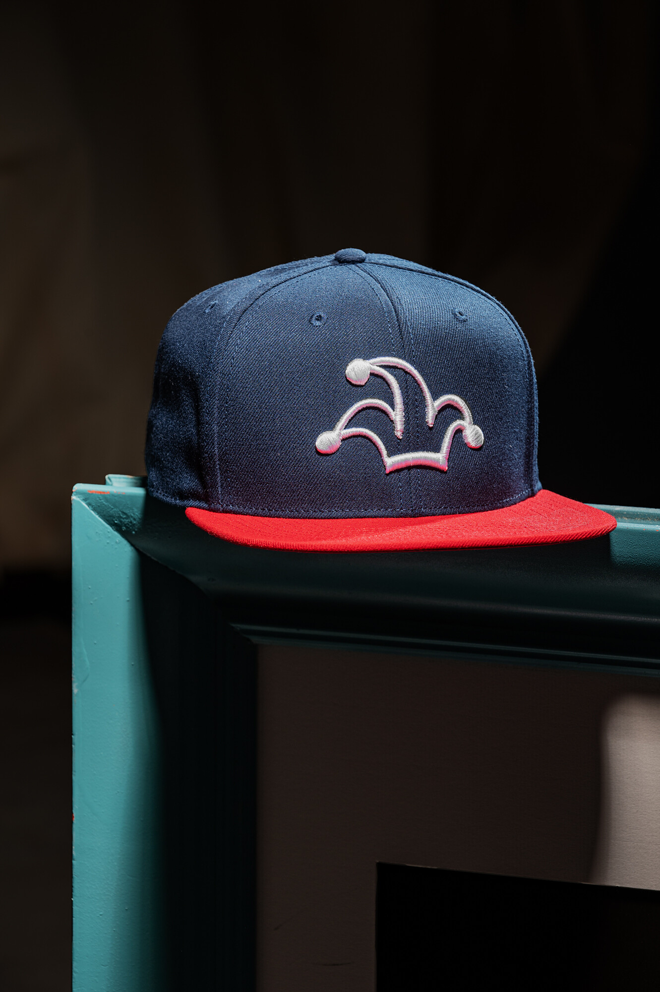 Navy snapback kšiltovka I'M..JoKeR s červeným kšiltem 1 Navy snapback kšiltovka I'M..JoKeR s červeným kšiltem